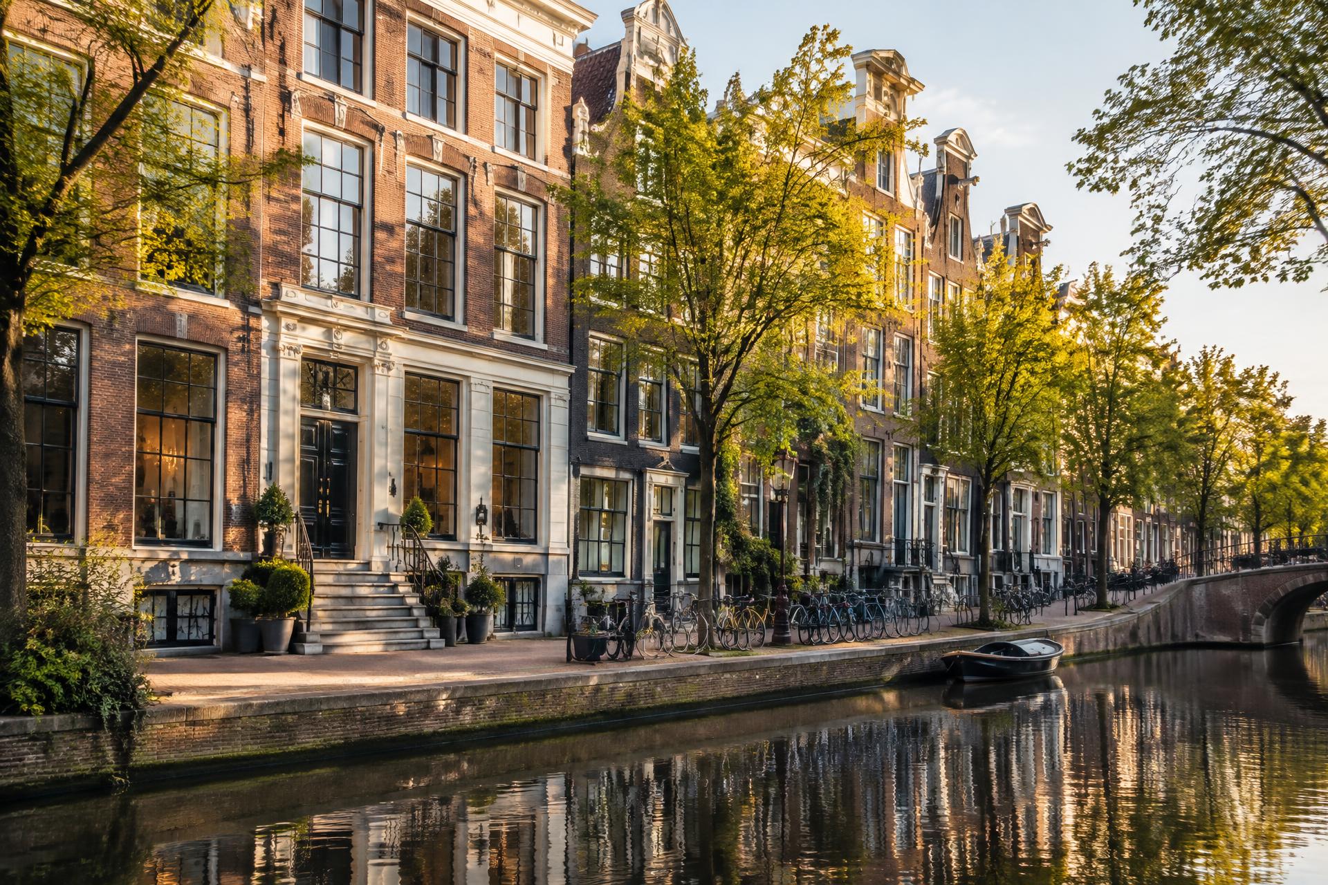 Karakteristieke woningen aan een Amsterdamse gracht